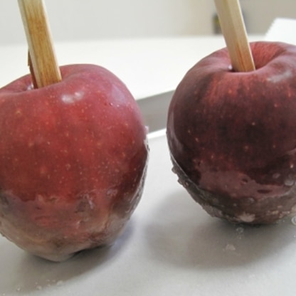 コロナの影響でお祭りがなくなり、市場でりんご飴用の小さなリンゴが安く売っていたので作ってみました。子供達が喜んでくれました✨